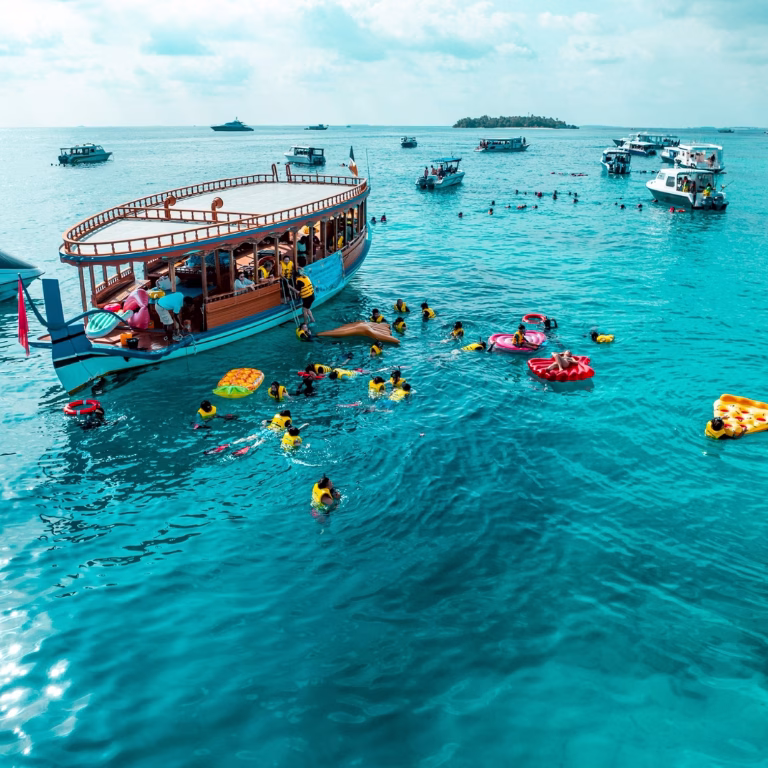 กลุ่มคณะเดินทางทริป Incentive สนุกสนานกับกิจกรรมดำน้ำตื้น (Snorkeling) และเล่นน้ำรอบเรือไม้ท้องถิ่นกลางทะเลมัลดีฟส์