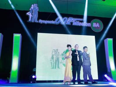 วิทยากรโพสท่าบนเวทีธีม 007 ในงาน Dealer Meeting Syngenta